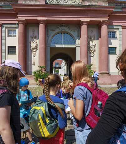 Ein Tag in Potsdam, Schülerinnen und Schüler vor dem Brandenburg Museum für Zukunft, Gegenwart und Geschichte ©Brandenburg Museum Ein Tag in Potsdam, Schülerinnen und Schüler vor dem Brandenburg Museum für Zukunft, Gegenwart und Geschichte © Brandenburg Museum